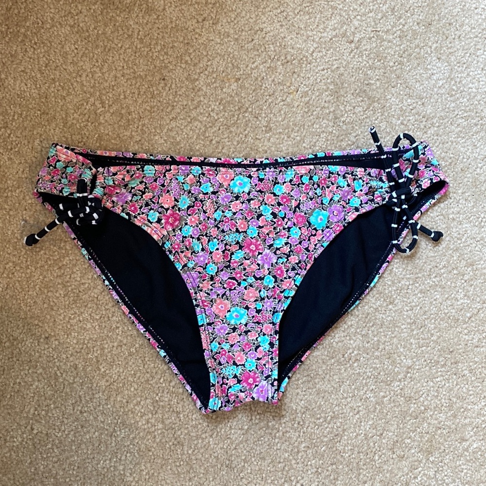Roxy swim floral swim suit bikini bottoms. Size L.